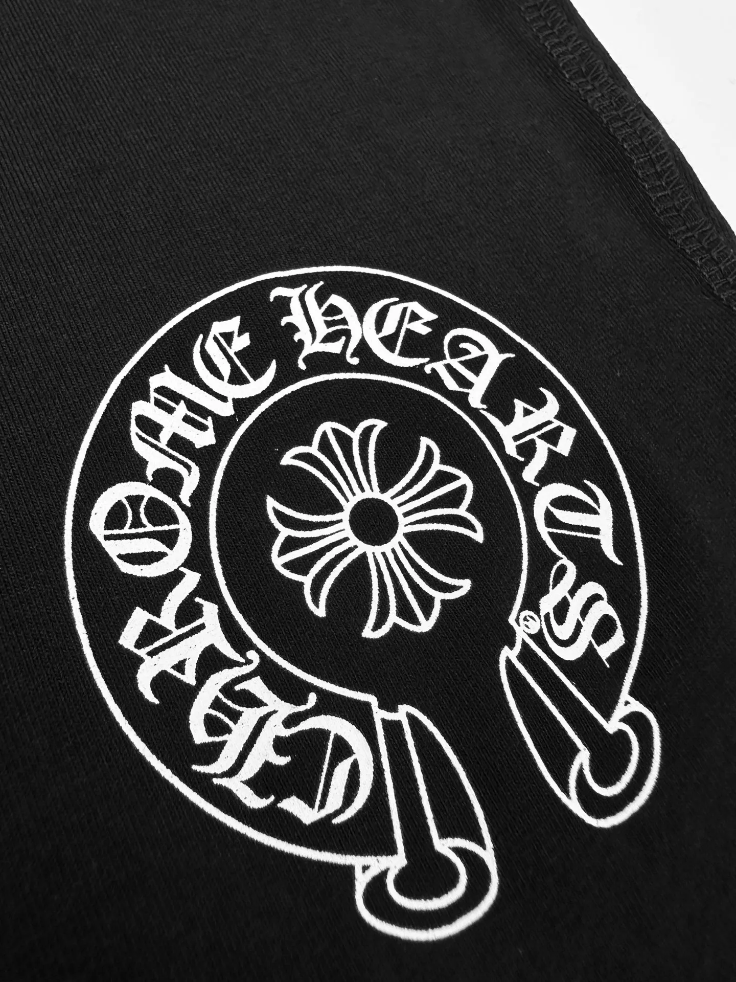 Chrome Hearts ， ， 。 ， White ， 。 ， ， ，Classic 。 ， ， 。 ， ， 。 1 ， ， 。 2 ， ， ， 、 ， 。 ： 1:1 CH 1:1 CH ： Size： S M L ： DD 160